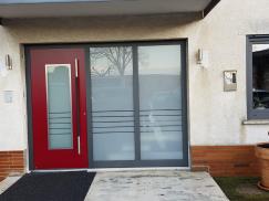 Haustür rot mit zwei Milchglas-Seitenteile